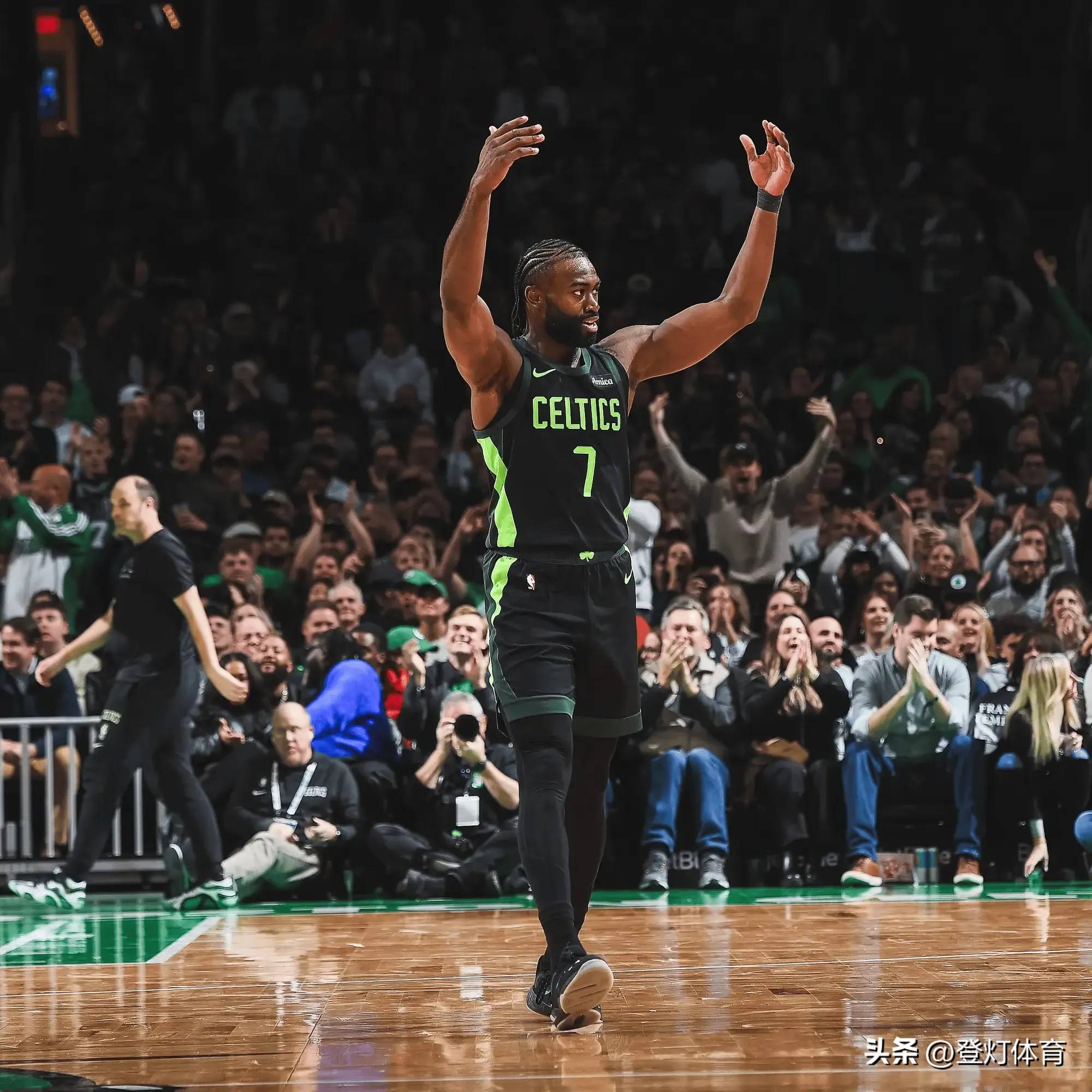 快船队主教练理查德透露球队备战秘密,瞄准榜首 快船队主教练理查德透露球队备战秘密,瞄准榜首