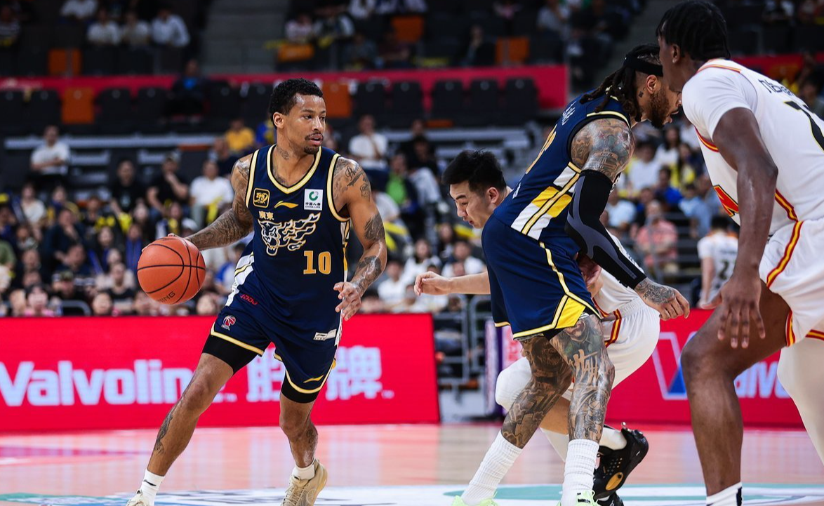 利记官网-外援球员在比赛中展现绝佳表现，带领球队逆转胜利