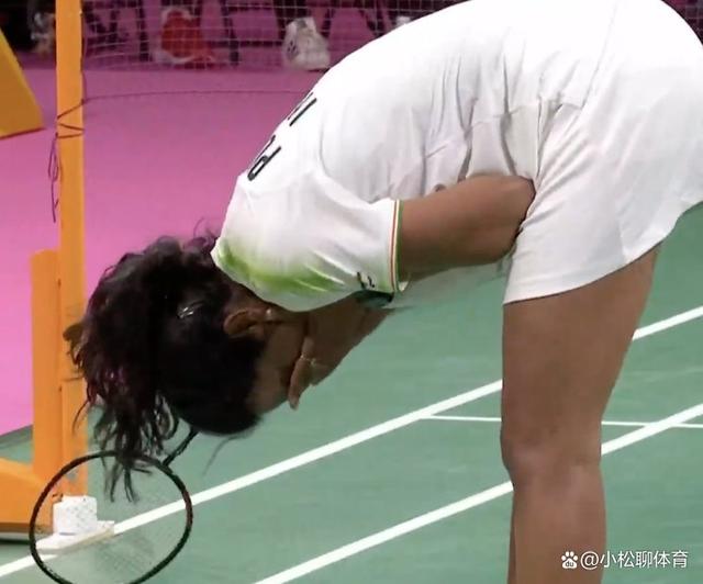 利记官网-俄罗斯选手在举重比赛中勇夺冠军，队员激动落泪