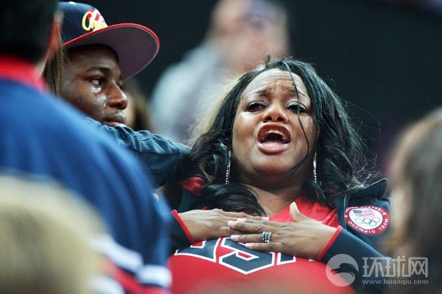 利记官网-俄罗斯选手在举重比赛中勇夺冠军，队员激动落泪